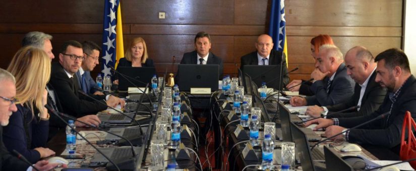 VLADA FBIH: SMANJITI NAKNADE ČLANOVIMA UO I NO TE PLAĆE DIREKTORA ZAVODA
