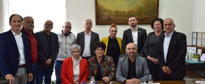 NA RADNOM SASTANKU S ČLANOVIMA VIJEĆA ORGANIZACIJA OSOBA SA INVALIDITETOM RESORNI MINISTAR ZA RAD I SOCIJALNU POLITIKU ADNAN DELIĆ RAZGOVARAO O NOVOM ZAKONU O SOCIJALNOJ ZAŠTITI I DRUGIM BITNIM TEMAMA