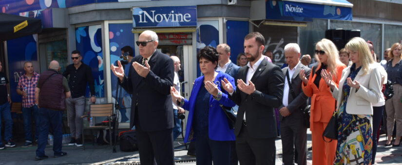 MINISTAR DELIĆ SA PREDSTAVNICIMA CIVILNIH ŽRTAVA RATA  POLOŽIO VIJENAC NA TUZLANSKOJ KAPIJI
