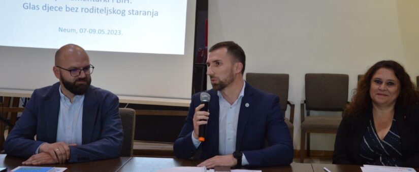 PRVOJ SJEDNICI PLATFORME ZA DJECU BEZ RODITELJSKOG STARANJA ODAZVALO SE ČETRDESETAK PARLAMENTARACA; MISTAR DELIĆ PRISUSTVOVAO NA OTVARANJU SJEDNICE