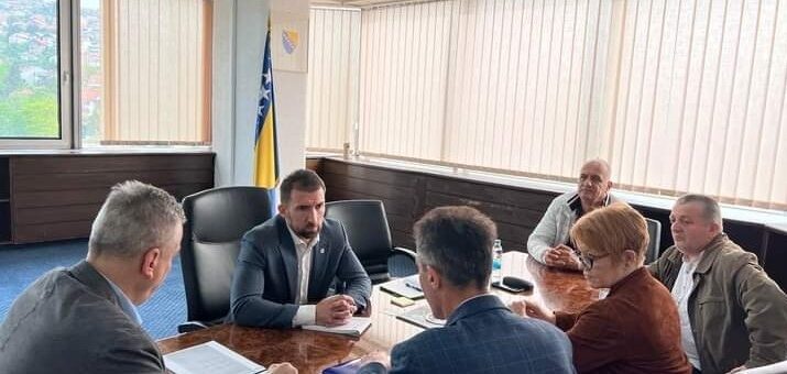 MINISTAR DELIĆ DANAS PRIMIO PREDSTAVNIKE SAVEZA UDRUŽENJA CIVILNIH ŽRTAVA RATA I UDRUŽENJE VOJNIH PENZIONERA