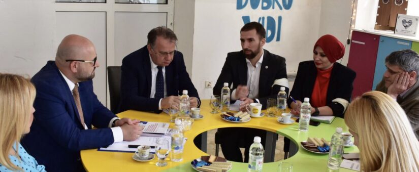 MINISTAR DELIĆ I PREMIJER NIKŠIĆ TOKOM POSJETE SERVISNOM CENTRU DAJTE NAM ŠANSU RAZGOVARALI O DUGORČNOM RJEŠENJU RADA CENTARA KOJI PRUŽAJU SOCIJALNE USLUGE I BRIGU OSOBAMA SA INVALIDITETOM