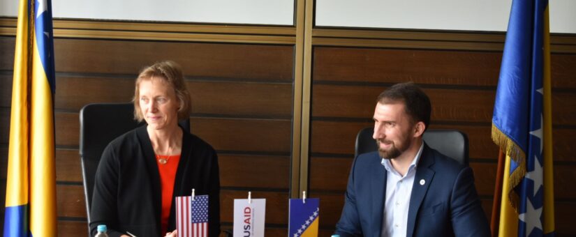 FEDERALNI MINISTAR RADA I SOCIJALNE POLITIKE ADNAN DELIĆ SASTAO SE SA ŠEFICOM MISIJE USAID-A COURTNEY CHUBB: IMAMO ISTE CILJEVE I USAID ĆE BITI PODRŠKA U NJIHOVOJ REALIZACIJI