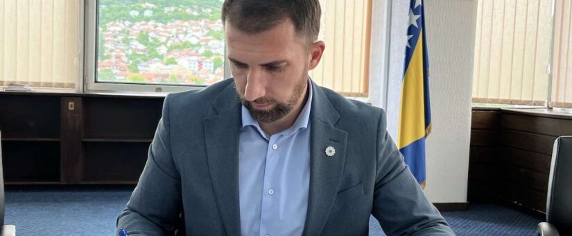 ZA NAKNADE CIVILNIH ŽRTAVA RATA I OSOBA SA INVALIDITETOM U MJESECU MAJU IZDVOJENO 22,5 MILIONA KM; ISPLATE TOKOM NAREDNE SEDMICE, NAJAVIO MINISTAR DELIĆ
