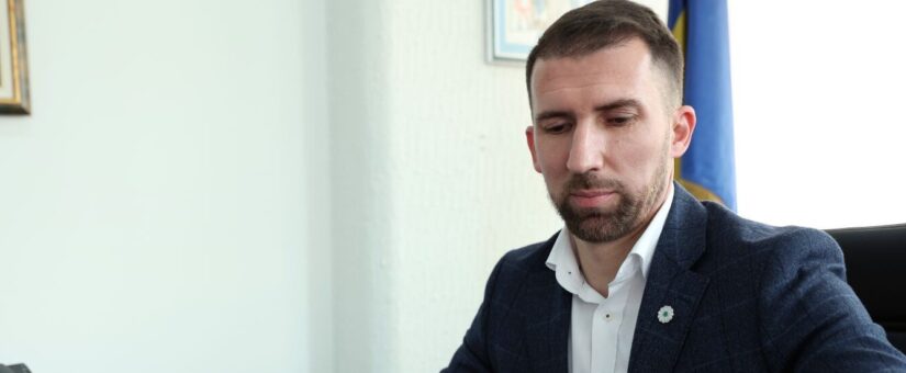 PUŠTENI NALOZI ZA JUNSKE NAKNADE RODITELJIMA – NJEGOVATELJIMA, NAJAVIO MINISTAR DELIĆ