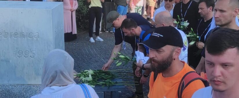 NA 28. GODIŠNJICU GENOCIDA U SREBRENICI NA MEZARJU U POTOČARIMA KLANJAT ĆE SE DŽENAZA ZA 30 UBIJENIH ČIJI SU POSMRTNI OSTACI IDENTIFIKOVANI U PROTEKLOM PERIODU; MINISTAR DELIĆ PREŠAO JE MARŠ MIRA; FATIHOM I SPUŠTANJEM LJILJANA OPROSTIO SE OD UBIJENIH SREBRENIČANA