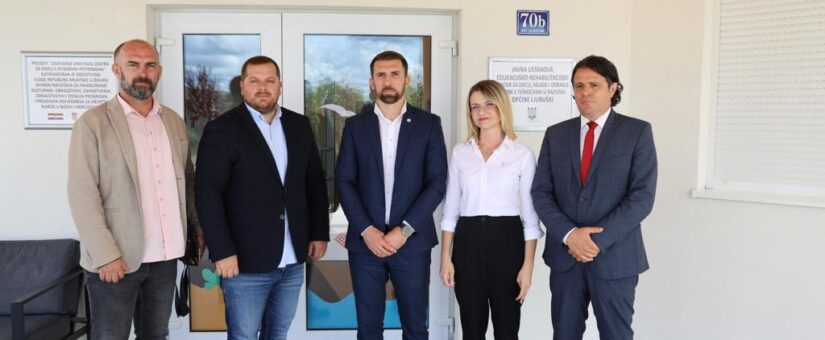 FEDERALNI MINISTRI DELIĆ I KRALJEVIĆ U POSJETI REHABILITACIJSKOM CENTRU ZA DJECU I MLADE  U LJUBUŠKOM; OGLEDNI PRIMJER KAKO JAVNA USTANOVA MOŽE  PONUDITI VRHUNSKU USLUGU