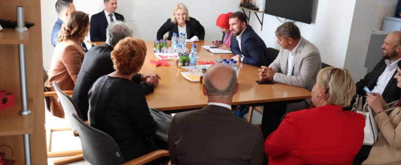 MINISTAR DELIĆ U POSJETI SIGURNOJ KUĆI U BIHAĆU PORUČIO DA SU SIGURNE KUĆE ODGOVORNOST DRUŠTVA I INSTITUCIJA