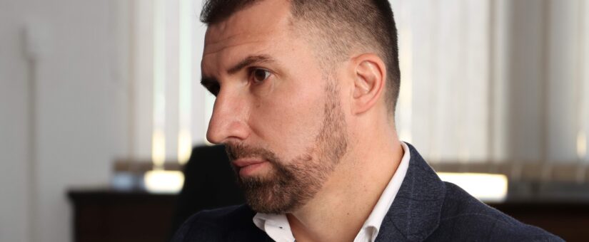 SLJEDEĆE SEDMICE ISPLATA DJEČIJIH DODATAKA ZA MJESEC SEPTEMBAR; MINISTAR DELIĆ OD SLJEDEĆEG MJESECA NAJAVIO FIKSNE DATUME ISPLATE DJEČIJIH DODATAKA I NAKNADA RODITELJIMA NJEGOVATELJIMA