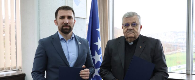 MINISTAR DELIĆ POTPISIVANJEM MEMORANDUMA O SARADNJI S MONS. KNEŽEVIĆEM, DIREKTOROM CARITASA BIH OZVANIČIO SARADNJU NA PROJEKTIMA ZAPOŠLJAVANJA I UNAPRJEĐENJA POLOŽAJA OSOBA SA INVALIDITETOM