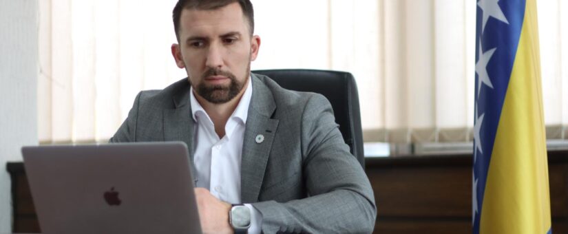 MINISTAR DELIĆ POZVAO JAVNOST DA SVOJIM PRIJEDLOZIMA DOPRINESE UNAPRJEĐENJU ZAKONSKIH RJEŠENJA KOJIMA SE UREĐUJE OBLAST SOCIJALNIH USLUGA U FEDERACIJI BIH