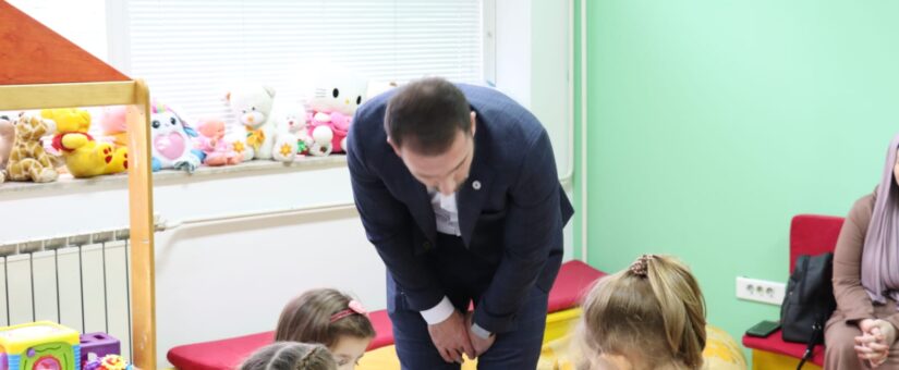 MINISTAR DELIĆ DAN DJETETA OBILJEŽIO SA DJECOM I RODITELJIMA IZ ZAJEDNICE I ALTERNATIVNE BRIGE U CENTRU ZA RANI RAST I RAZVOJ; OSVRNUO SE I NA BEZUMNO UBIJANJE DJECE U GAZI