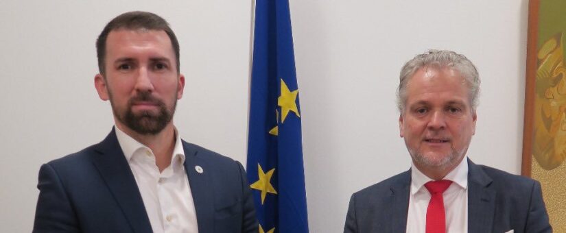 MINISTAR DELIĆ SA AMBASADOROM SATTLEROM RAZGOVARAO O EU POMOĆI I ZAKONIMA KOJI USKORO  IDU U PROCEDURU
