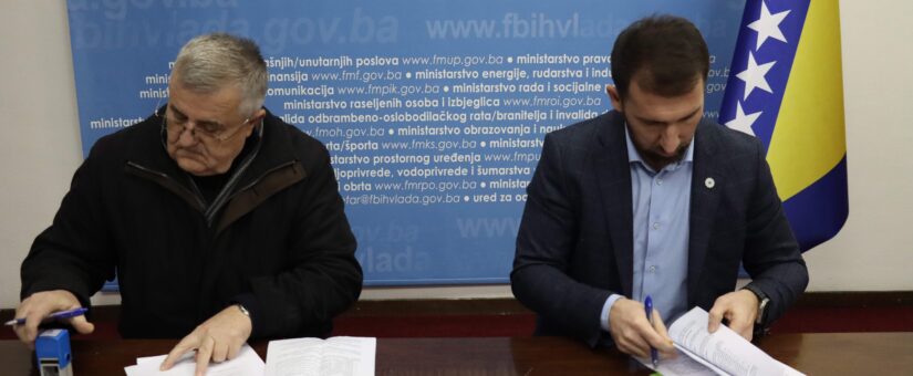 MINISTAR DELIĆ SA MON. KNEŽEVIĆEM, DIREKTOROM CARITASA BIH POTPISAO UGOVOR O SUFINANSIRANJU PROJEKTA ZA POVEĆANJE INKLUZIJE OSOBA SA INVALIDITETOM APLICIRANOG PREMA EU