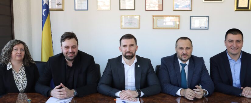 MINISTAR DELIĆ I GRADONAČELNIK IMAMOVIĆ POTPISALI UGOVOR O SUFINANSIRANJU PRVOG SERVISNOG CENTRA ZA DJECE S TEŠKOĆAMA U RAZVOJU U BOSANSKO – PODRINJSKOM KANTONU