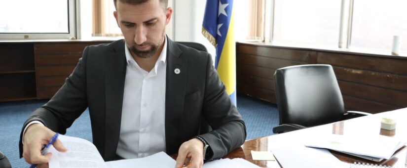 MINISTAR DELIĆ DONIO PRAVILNIK  O  MINIMALNIM STANDARDIMA ZA PRUŽANJE  USLUGA  SOCIJALNOG ZBRINJAVANJA I SOCIJALNE  PODRŠKE U USTANOVAMA SOCIJALNE BRIGE FBiH; NJIME SE  UREĐUJU STANDARDI PROSTORA, KADROVA I SOCIJALNIH USLUGA U USTANOVAMA ZBRINJAVANJA