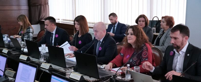 (VIDEO) U OKVIRU ZAJEDNIČKIH AKTIVNOSTI NA SPRJEČAVANJU NASILJA NAD ŽENAMA I DJEVOJČICAMA PREMIJER NIKŠIĆ I FEDERALNI MINISTRI DELIĆ, ISAK I ŠKROBIĆ POSLALI PORUKE JAVNOSTI