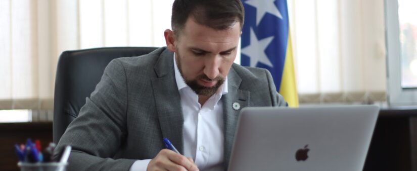 ZA JANUARSKE DJEČIJE DODATKE IZDVOJENO NEŠTO VIŠE OD 8,4 MILIONA KM; ISPLATE IZ FEDERACIJE OD 15. JANUARA – MINISTAR DELIĆ NAJAVIO IZMJENE ZAKONA O MATERIJALNOJ PODRŠCI PORODICAMA S DJECOM