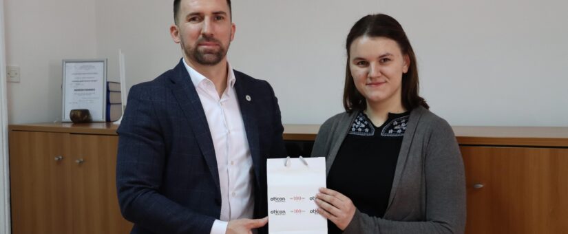SAOPĆENJE POVODOM SVJETSKOG DANA UHA I SLUHA: MINISTAR DELIĆ POSJETIO DJEVOJKU KOJOJ JE MINISTARSTVO  SUFINANSIRALO NABAVKU NAJSAVREMENIJEG SLUŠNOG APARATA