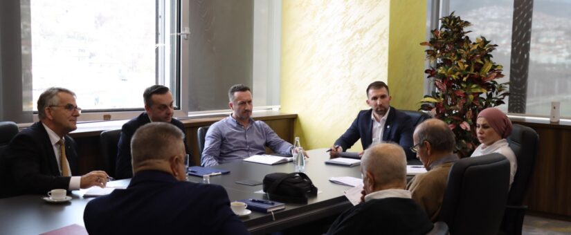 MINISTAR DELIĆ SASTAO SE S PREDSTAVNICIMA PENZIONERA I ZAVODA PIO; SA SASTANKA PORUČENO DA SVE TRI STRANE ZAJEDNO NASTUPAJU KAO JEDNA U POBOLJŠANJU STATUSA PENZIONERA U FEDERACIJI