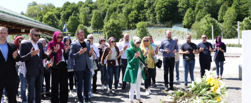 KOLEKTIV FEDERALNOG MINISTARSTVA RADA I SOCIJALNE POLITIKE S MINISTROM DELIĆEM BORAVIO DANAS U POSJETI MEMORIJALNOM CENTRU POTOČARI I MAJKAMA SREBRENICE U DOMU HATIDŽA MEHMEDOVIĆ