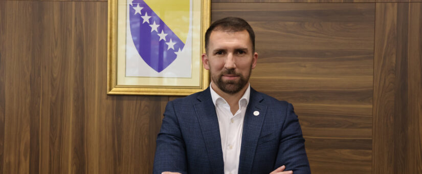 REAKCIJA MINISTRA RADA I SOCIJALNE POLITIKE ADNANA DELIĆA NA IZJAVE DELEGATA HARISA ZAHIRAGIĆA: ZAHIRAGIĆ OBMANJUJE JAVNOST; NIKO NEĆE OSTATI BEZ ZDRAVSTVENOG OSIGURANJA