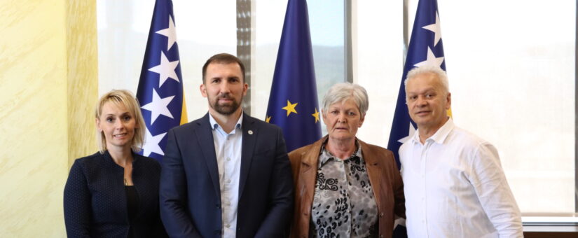 MINISTAR DELIĆ SA PREDSTAVNICAMA UDRUŽENJA “ŽENA ŽRTVA RATA” SARAJEVO: O PRIMJENI ZAKONA O ZAŠTITI CIVILNIH ŽRTAVA RATA