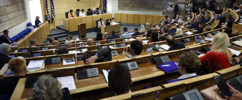 ZASTUPNIČKI DOM PARLAMENTA FBIH USVOJIO IZMJENE ZAKONA O PIO U SKLADU S PRESUDOM USTAVNOG SUDA: PENZIONERI KOJI SU OSTVARILI STAROSNU PENZIJU SADA IMAJU PRAVO ZASNIVATI RADNI ODNOS