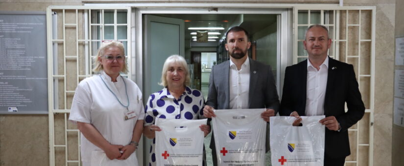 FEDERALNO MINISTARSTVO RADA I SOCIJALNE POLITIKE I CRVENI KRIŽ DARUJU NOVOROĐENČAD U PORODILIŠTIMA FEDERACIJE