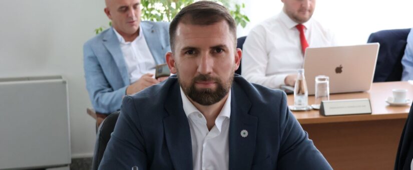 MINISTAR DELIĆ MARTINOVIĆU: USTAVNO JE PRAVO GRAĐANA DA ZNAJU KAKO DELEGATI GLASAJU