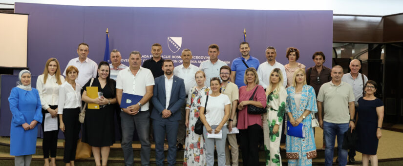 MINISTAR DELIĆ POTPISAO UGOVORE VRIJEDNE 2 MILIONA KM ZA INFRASTUKTURANA ULAGANJA U CENTRIMA ZA SOCIJALNI RAD