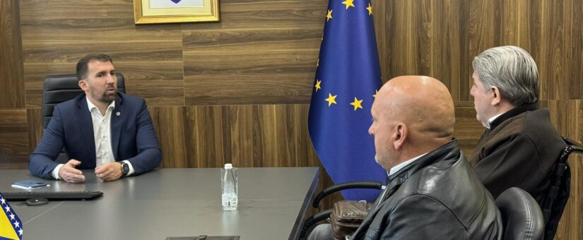 MINISTAR DELIĆ I PREDSTAVNICI RATNIH VOJNIH INVALIDA PARAPLEGIČARA: RAZGOVOR O DJEČIJEM DODATKU I SPORNOJ IZJAVI O RVI PENZIJAMA