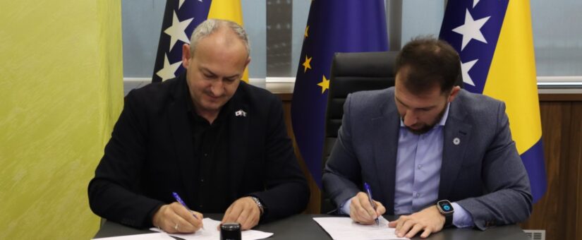 MINISTAR DELIĆ POTPISAO UGOVOR VRIJEDAN 500.000 KM ZA POČETAK PROVOĐENJA PROGRAMA POMOĆI DOMAĆINSTVIMA U POPLAVLJENIM PODRUČJIMA