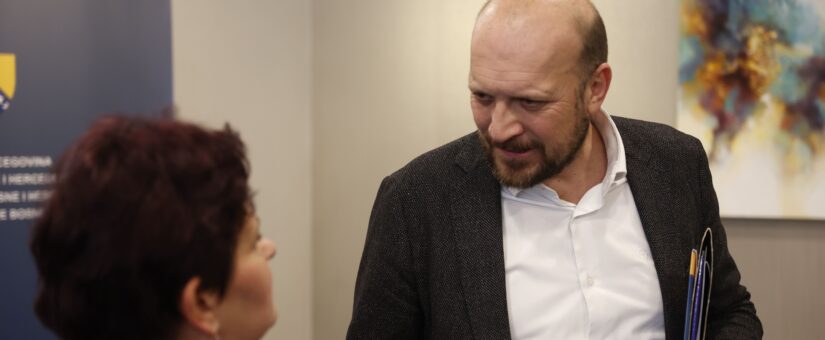OKRUGLI STOL O TEMI „POSVEĆENOST IMPLEMENTACIJI STRATEGIJE ZA PREVENCIJU I BORBU PROTIV NASILJA U PORODICI 2024-2027.“